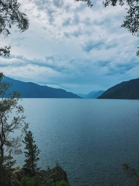 Paisaje de verano en el lago con montañas . — Foto de Stock
