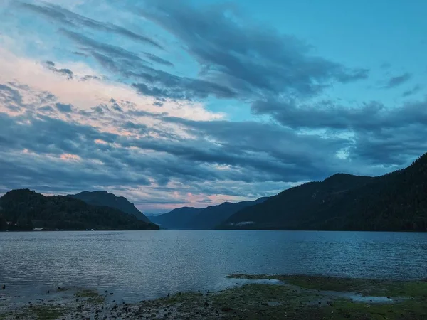 Paesaggio estivo sul lago con montagne . — Foto Stock