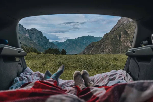 Sommerlandschaft mit Bergen, der Blick aus dem Auto. Stockbild