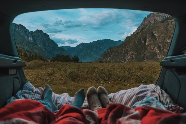 Sommerlandschaft mit Bergen, der Blick aus dem Auto. Stockfoto