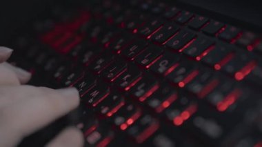 Bayan dizüstü klavye yazarak metin eller. Klavye tuşları yakın çekim. Parmak kırmızı klavye yakın basın. 4k video