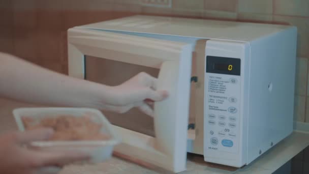 Θερμαινόμενη Τρόφιμα Στο Φούρνο Μικροκυμάτων Γυναικείο Χέρι Βάζει Πίτες Στον — Αρχείο Βίντεο
