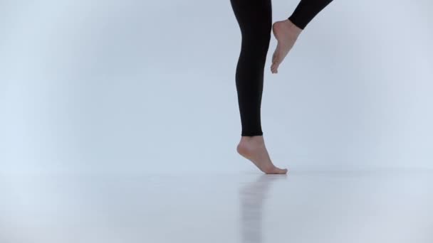 Aproape de un picior de dansator în timp ce practică exerciții punctuale, mișcare lentă . — Videoclip de stoc