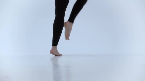 Close-up van een dansers voeten als ze punt oefeningen, slow-motion praktijken. — Stockvideo