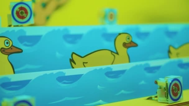 Máquina de juego para niños con patos. Patos de goma en el parque de atracciones flotan en las olas . — Vídeos de Stock