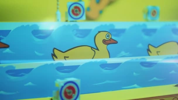 Machine de jeux pour enfants avec canards. Canards en caoutchouc dans le parc d'attractions flottent sur les vagues . — Video