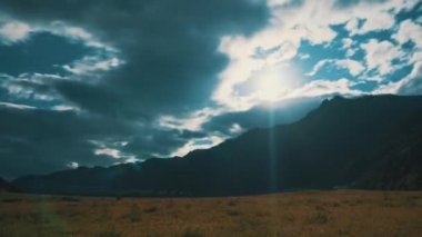 Dağlarda güzel hava zaman atlamalı. Bulutlar ay ile gökyüzünde yüzer. Rusya'da doğa, Altay. 4k video parlak bulutlu bir gece boyunca Dağ manzara.