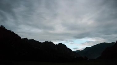 Dağlarda güzel hava zaman atlamalı. Bulutlar ay ile gökyüzünde yüzer. Rusya'da doğa, Altay. 4k video parlak bulutlu bir gece boyunca Dağ manzara.