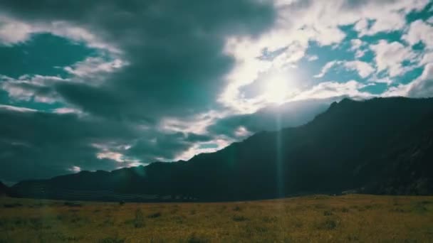 Nádherná Vzdušná Anténa Horách Mraky Plavou Přes Oblohu Měsícem Příroda — Stock video