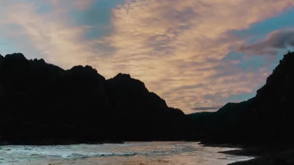 Nádherná Vzdušná Anténa Horách Obloze Plavou Mraky Řeka Protéká Horách — Stock video