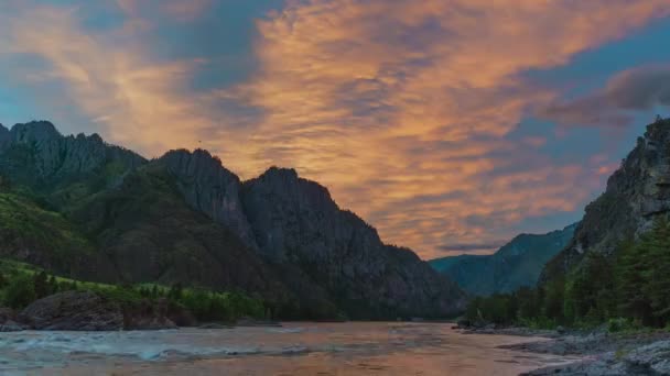 Vackra Antenn Timelapse Bergen Molnen Flyter Över Himlen Floden Flyter — Stockvideo