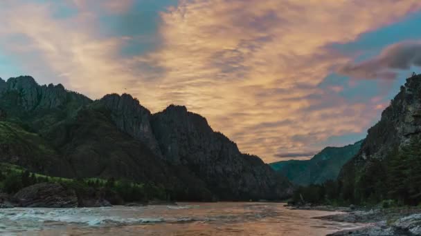 山の中で美しい空中タイムラプス 雲が空を横切って浮いている 川はロシア アルタイの山々に流れています 4Kビデオで鮮やかな曇りの夏の日の間に高地の風景 — ストック動画