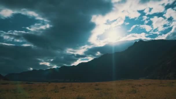 Bella Timelapse Aerea Montagna Nuvole Galleggiano Nel Cielo Con Luna — Video Stock