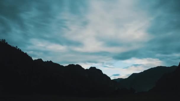 山の中で美しい空中タイムラプス 雲は月と共に空を横切って浮かぶ ロシアの自然 アルタイ 4Kビデオの明るい曇りの夜の山の風景 — ストック動画