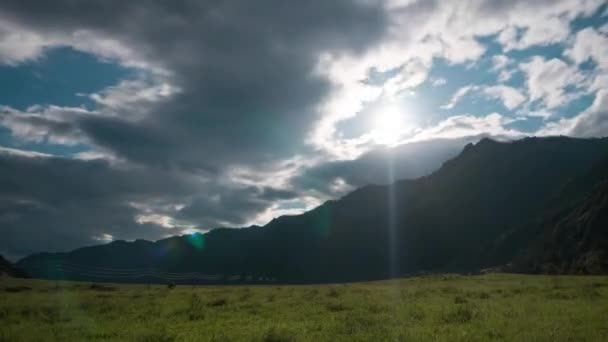 Mooie Luchtfoto Timelapse Bergen Wolken Zweven Lucht Met Maan Natuur — Stockvideo