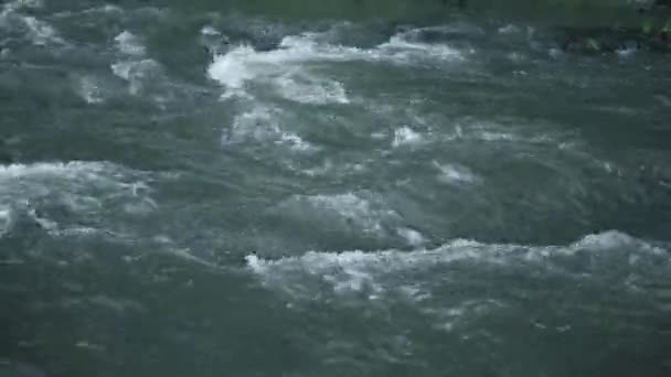 Górska Rzeka Woda Szybkim Zbliżenia Woda Bije Kamienie Szybki Przepływ — Wideo stockowe