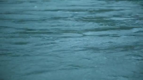 Gebirgsflusswasser Mit Schnellen Nahaufnahmen Wasser Schlägt Auf Die Steine Der — Stockvideo