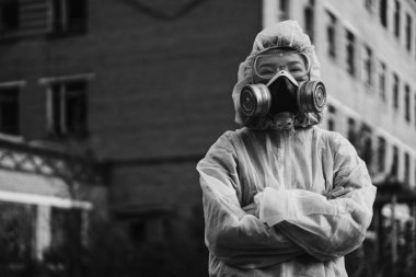Asyalı görünümlü beyaz koruyucu kıyafetli bir bilim adamı ekolojiyle ilgilenir. Terk edilmiş bir bölgedeki bir kızın solunum cihazı. Coronavirus salgınında, COVID-19.