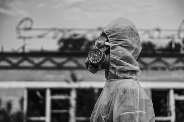 El científico se puso un respirador y un traje protector blanco contra la radiación. Perfil de cerca de una chica que se preocupa por la ecología . — Foto de Stock