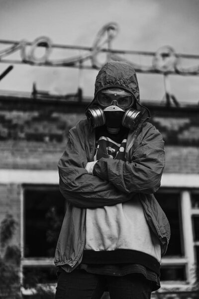 Ученый надел респиратор и белый защитный костюм от радиации. Закрытие девушки, которая заботится об экологии. Коронавирус пандемический, COVID-19.