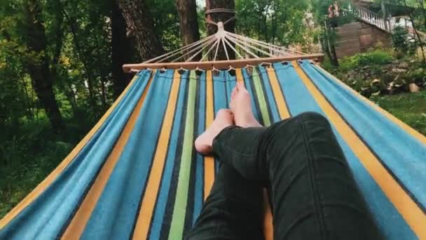 Vídeo Primeira Pessoa Pernas Femininas Relaxadas Balançando Uma Rede Natureza — Vídeo de Stock