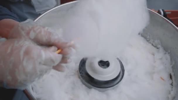 Koken Candy Floss Close Jonge Vrouwelijke Handen Handschoenen Wikkel Suiker — Stockvideo