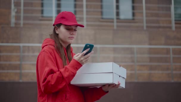 Repartidor Pizza Con Uniforme Rojo Trajo Dos Cajas Pizza Chica — Vídeos de Stock