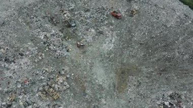 Şehir dökümü havadan görünüm. Bir çöp dağının üzerinde büyük bir kuzgun sürüsü. Evsizler ve işçiler çöplükte gıcırdayor. Kötü koku. Çevresel zarar, gezegene yardım et. 4k video.