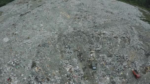 Ville décharge vue aérienne. Un énorme troupeau de corbeaux sur une montagne d'ordures. Des SDF et des travailleurs fouillant dans une décharge. Mauvaise odeur. Dommages à l'environnement, aide la planète. Vidéo 4k .