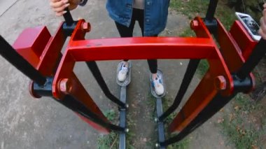 Birinci şahıs görünümü. Bahçede spor sahası var. İki öğrenci bir kayak simülatörü egzersizi yapar. Kasları güçlendirmek, eve yakın sağlıklı bir yaşam tarzı. Kızlar spor için gider.