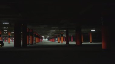 Geceleri otoparkta temizlik yaparken olmuş. Hatchback bir çelenge sarılmış. Araba Cadılar Bayramı için dekore edildi. Alışveriş merkezine yavaşça park ediyor..