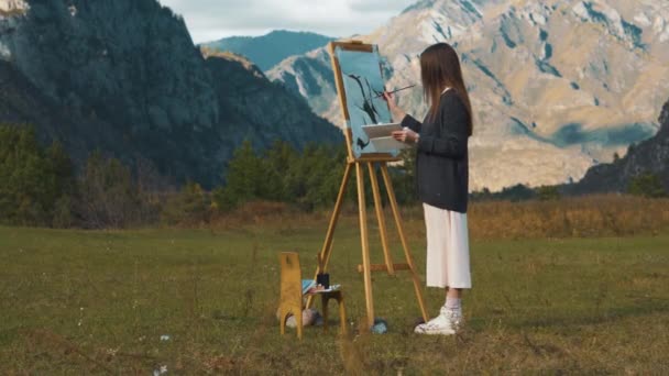 Beautiful Girl Paints Picture Mountains Professional Artist Creates Landscape Molbert — Stock Video