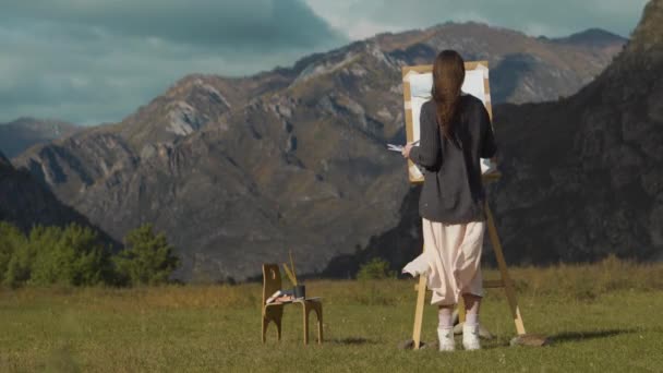 Belle Fille Peint Tableau Dans Les Montagnes Artiste Professionnel Crée — Video