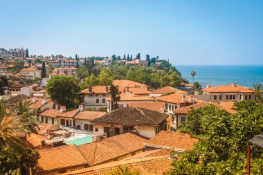 Antalya'nın eski şehir ve deniz, Türkiye'nin kırmızı kiremitli çatılara görüntülemek