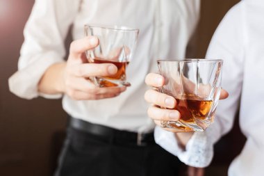 beyaz gömlekli iki adam viski ile gözlük tutun