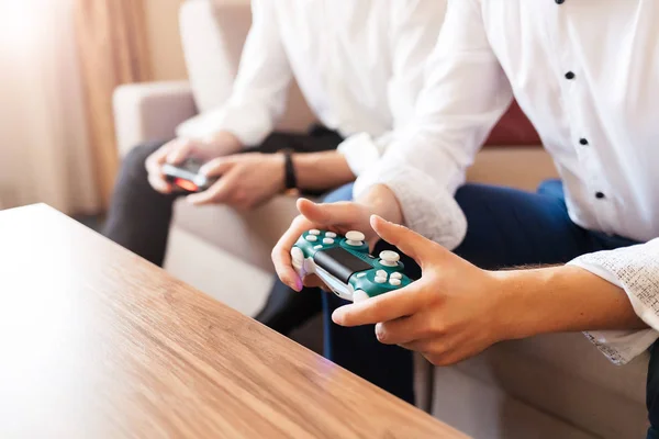 Dois Homens Camisas Brancas Jogam Console — Fotografia de Stock