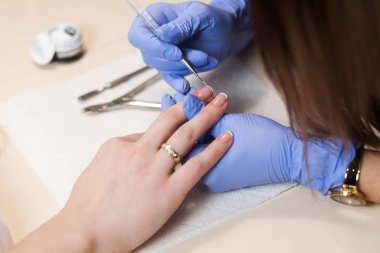 Ana salonda bir manikür yok