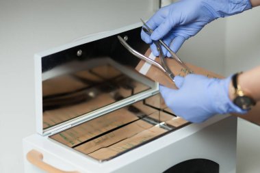 ana manikür için araçları sterilize eder