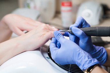 Ana salonda bir manikür yok