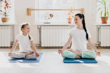 anne ve kızı yoga yapmak