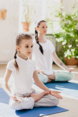 anne ve kızı yoga yapmak