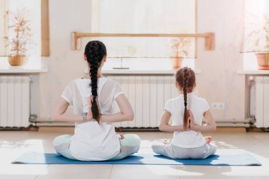 anne ve kızı yoga yapmak