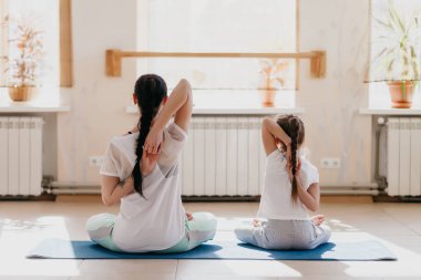 anne ve kızı yoga yapmak