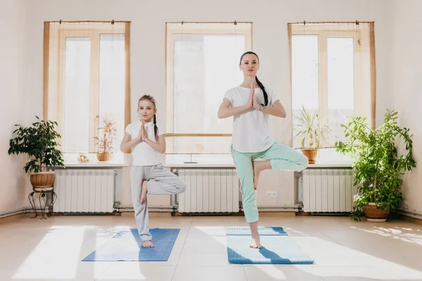 anne ve kızı yoga yapmak