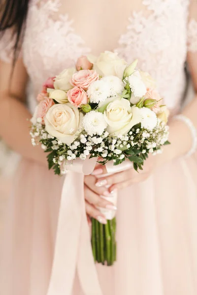 新娘手持一个美丽的婚礼花束 — 图库照片