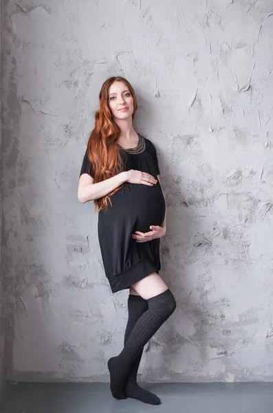 Těhotná Dívka Pózy Blízkosti Zdi Břich Těhotné Ženy — Stock fotografie