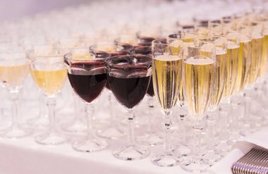 Lezzetli ve parlak bir tablo içkiler. Açık büfe bir resepsiyon açık bir eylem.