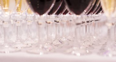 Lezzetli ve parlak bir tablo içkiler. Açık büfe bir resepsiyon açık bir eylem.