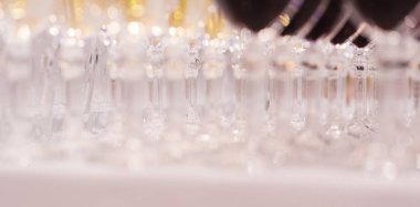 Bacaklar gözlük içecekler. Gözlük cam bacaklar üzerinden bir arka plan