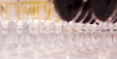 Bacaklar gözlük içecekler. Gözlük cam bacaklar üzerinden bir arka plan